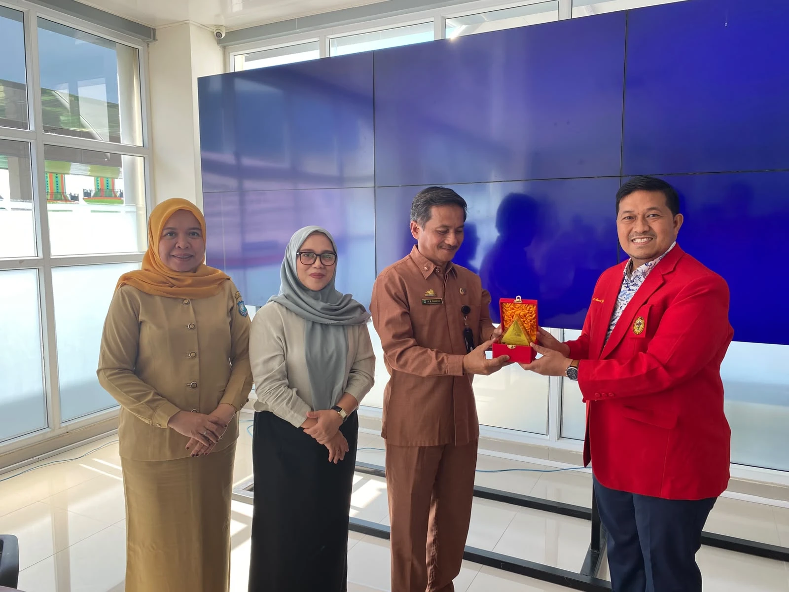 LPPM Unhas menyerahkan cendera mata kepada Pemerintah Kabupaten Bulukumba usai pelatihan policy brief berbasis data bagi ASN. (Foto: Dok. LPPM Unhas)